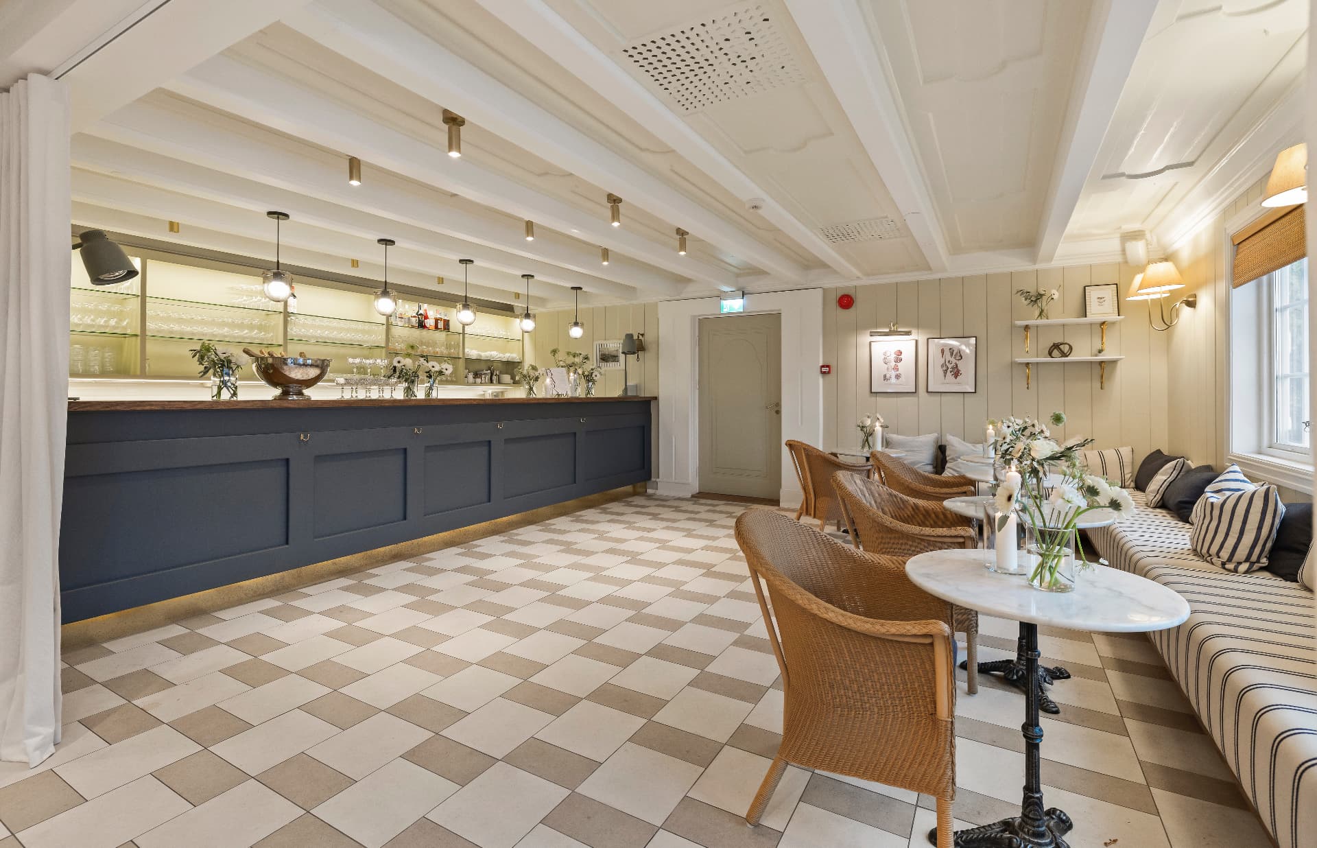 Lanternens bar og lounge med mørkeblå bar og sjakkfliset gulv